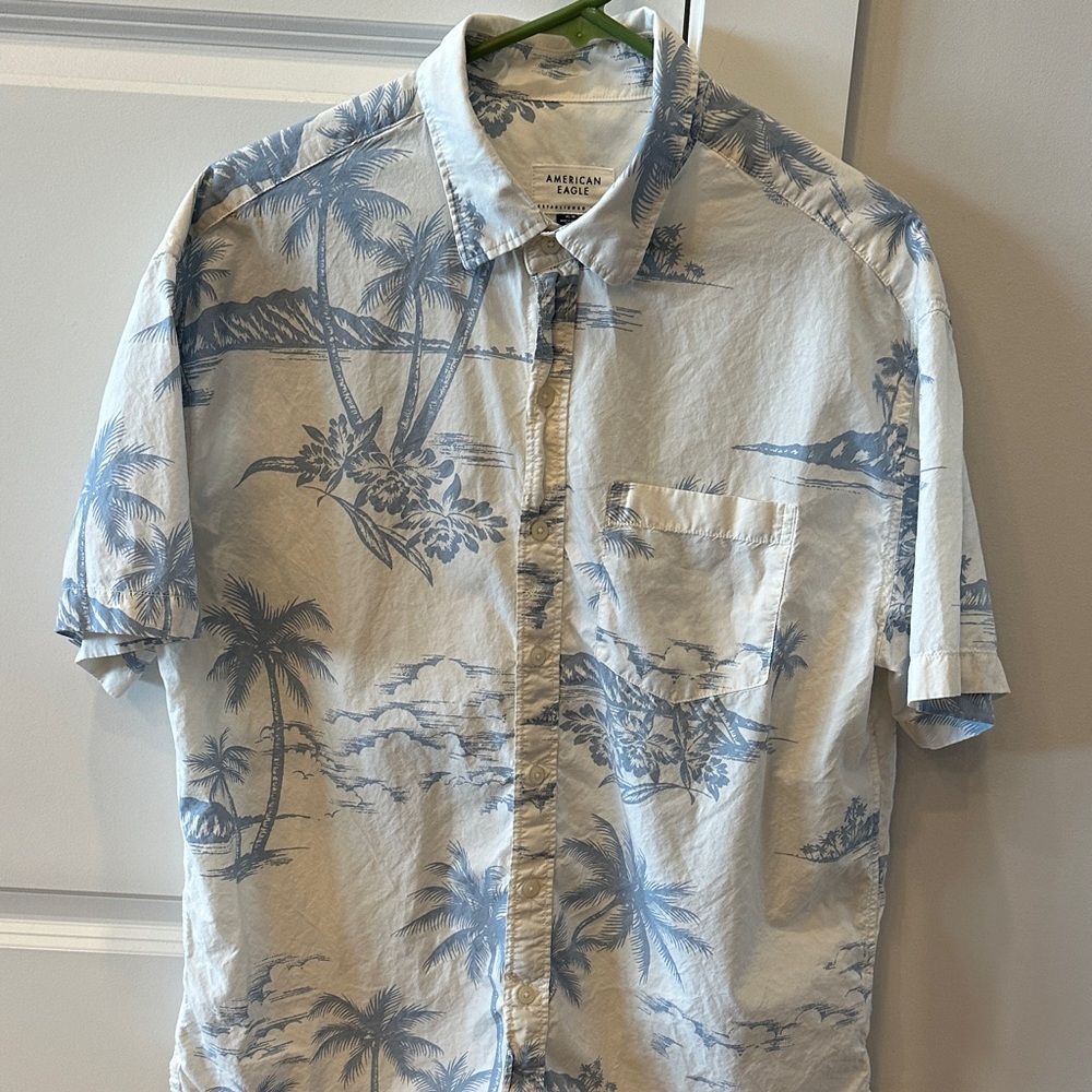 2/$20 American Eagle Poolside Tropical Blue & Cream Bottom Down Shirt Sz M